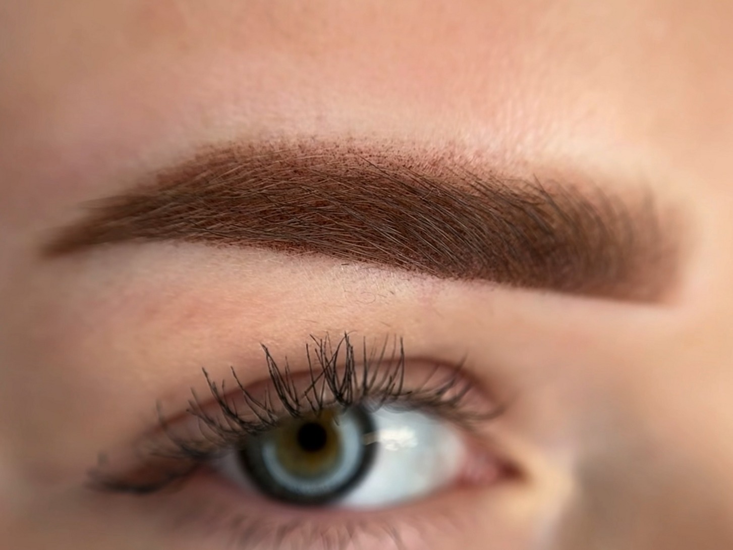 Powderbrows: zachte poederwenkbrauw boven het oog