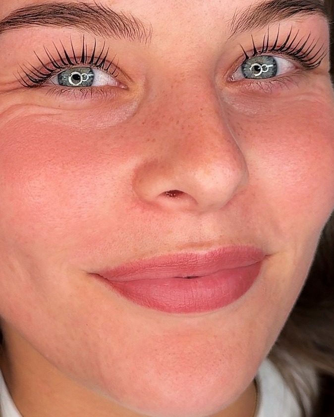 Klant met lash lift en natuurlijke lippen