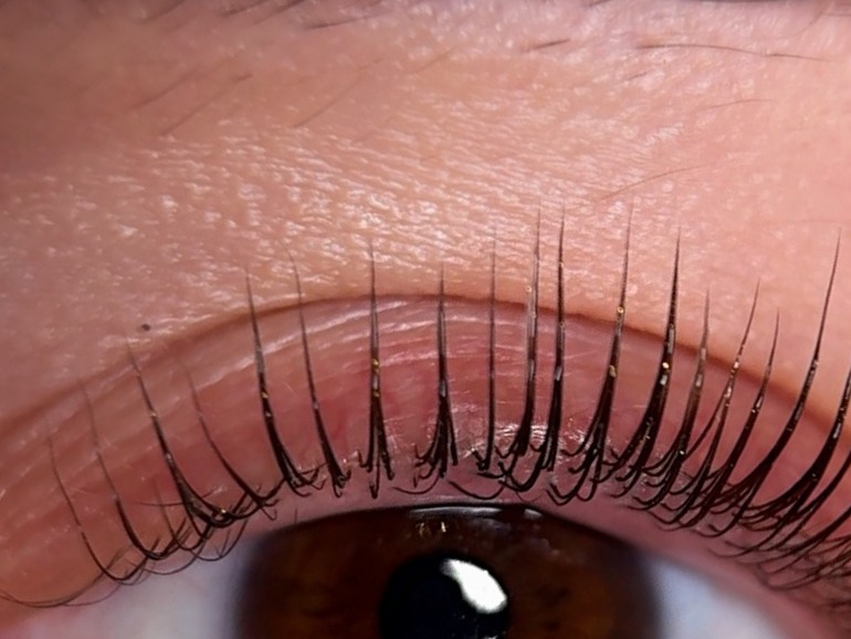 Lash lift close-up op een bruin oog