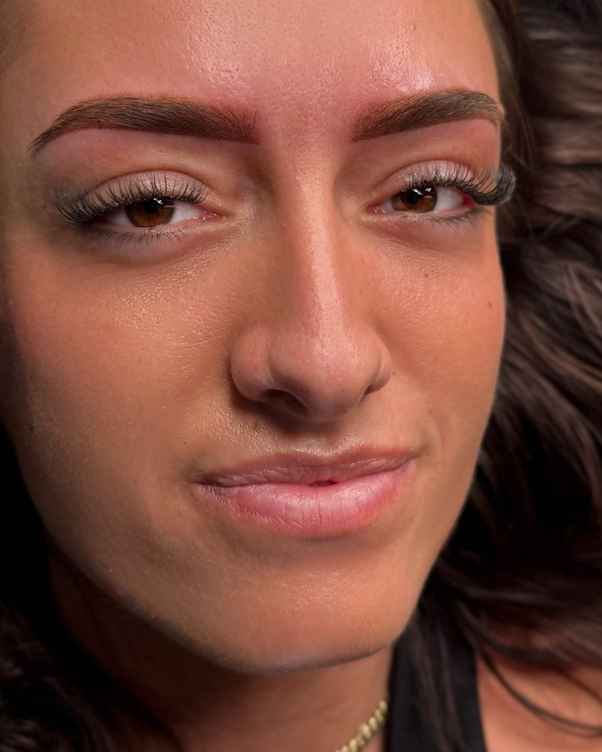 Klant met wenkbrauwen en nude lippen